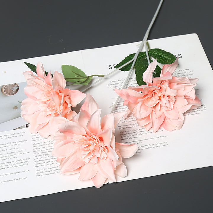 Lebensechte Stoffblumenarrangement