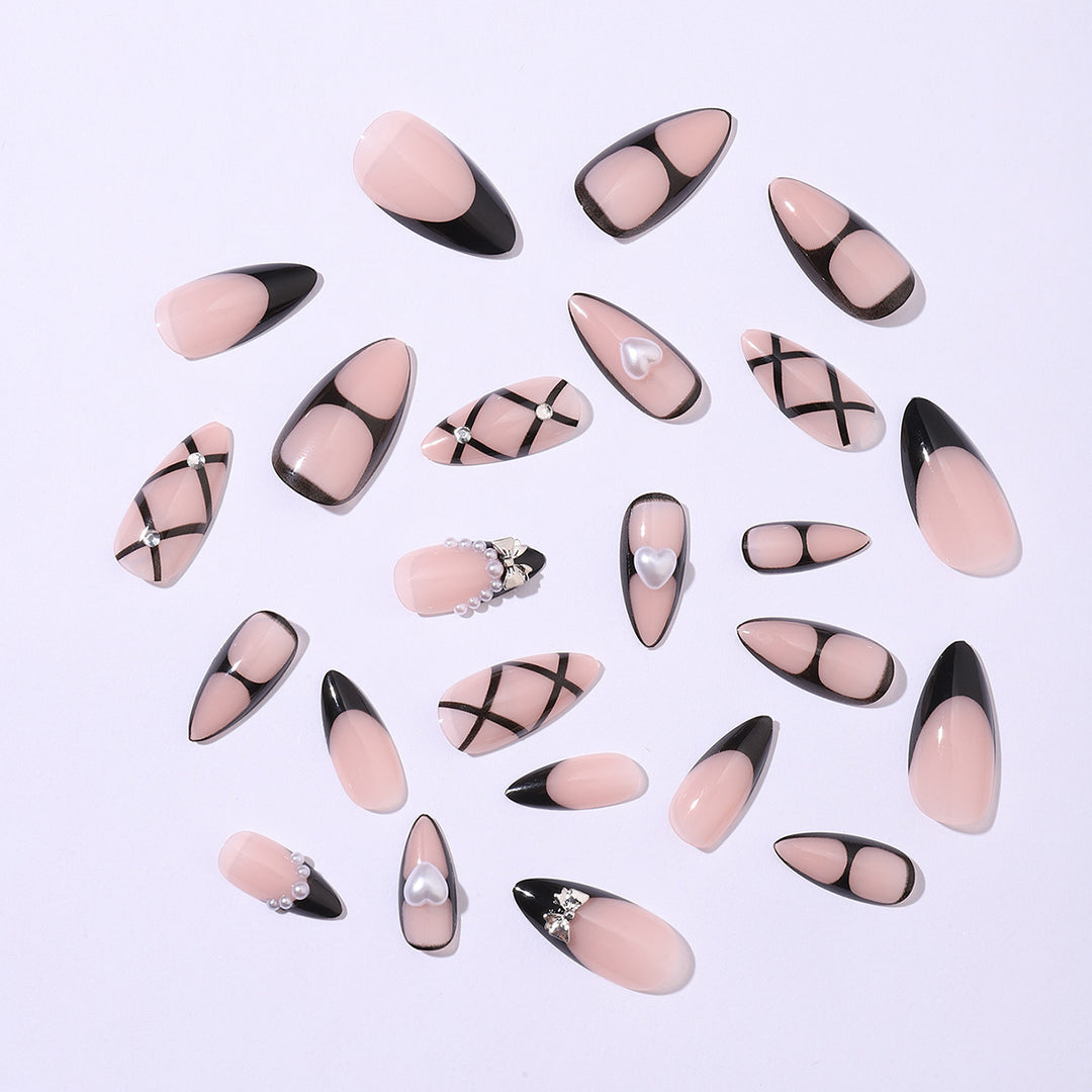 Kunstnagelset mit elegantem, asymmetrischem Design Karnz