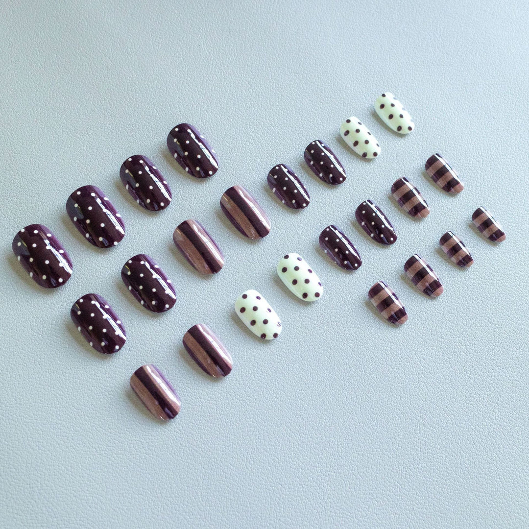 Künstlerisches Nagelkunstset mit Schokoladen- und Pünktchen-Designs