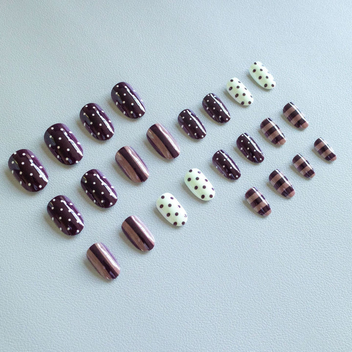 Künstlerisches Nagelkunstset mit Schokoladen- und Pünktchen-Designs