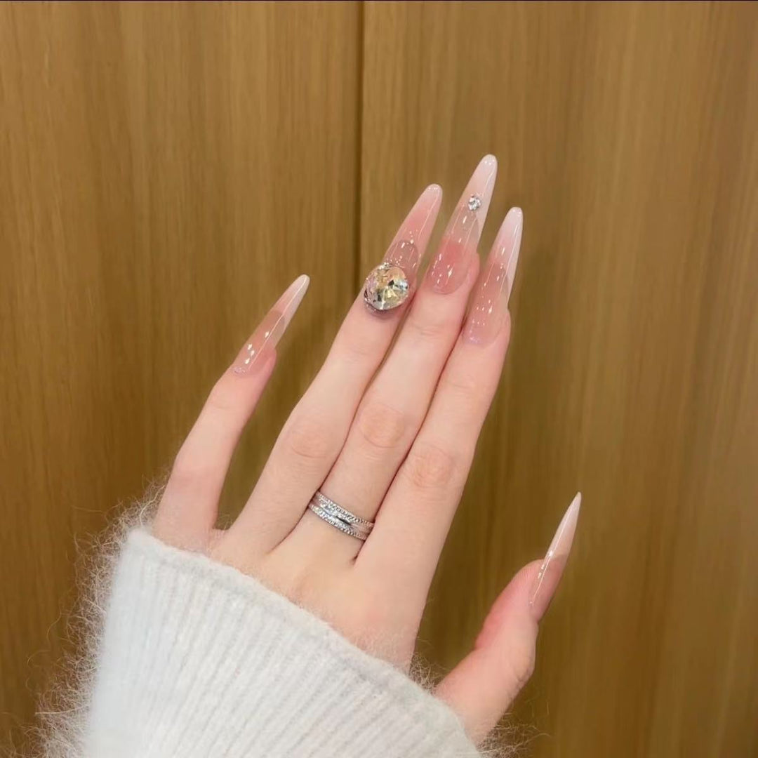 Dekorative Stiletto-Nagelerweiterungen