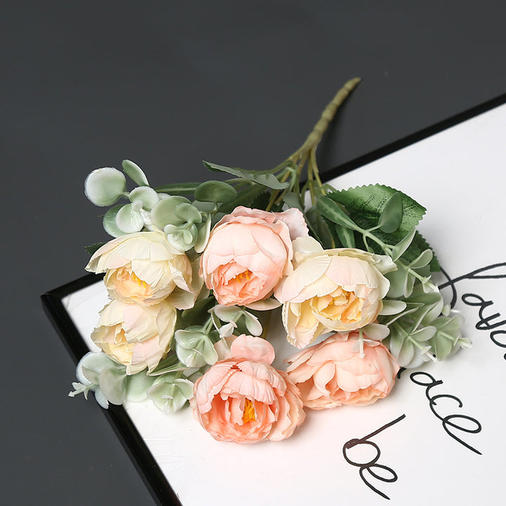Dekorative Blumenarrangement für Tischdekoration
