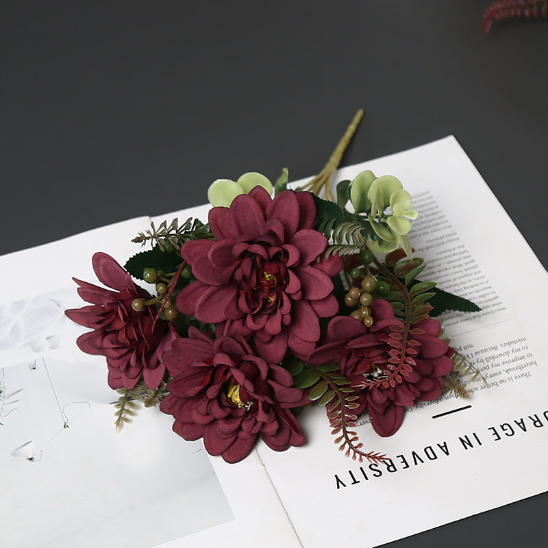 Dekorative Blumenarrangement für die Innendekoration