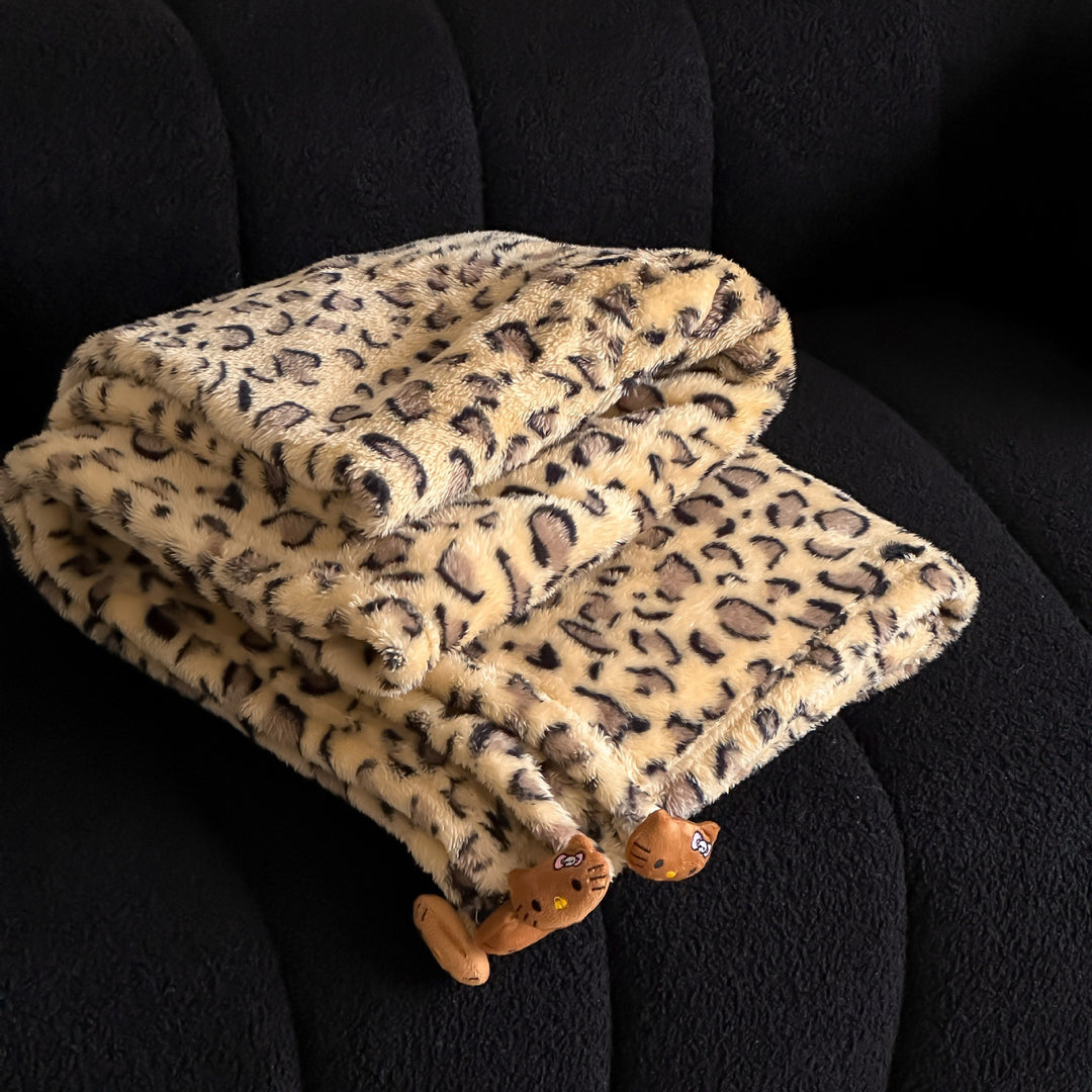 Kuschelige Wohndecke aus Microfleece mit Leo-Print und Plüschanhängern