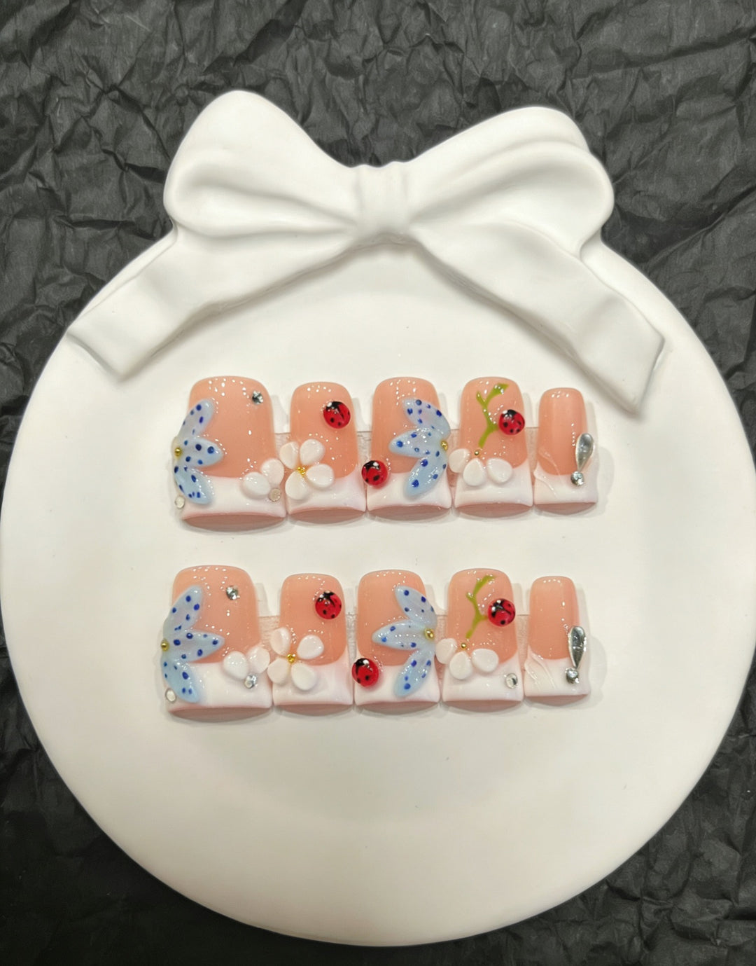 Dekoratives Press-On Nail Art Set mit floralen und Insektenakzenten