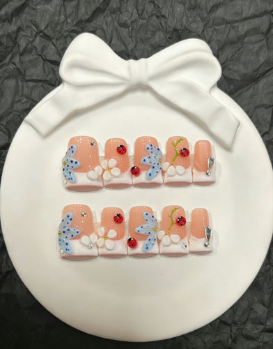Dekoratives Press-On Nail Art Set mit floralen und Insektenakzenten