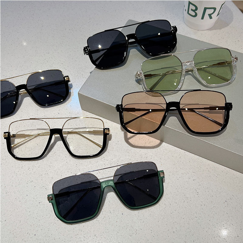 Damen quadratische Sonnenbrille mit transparentem Rahmen und grün getönten Gläsern Karnz