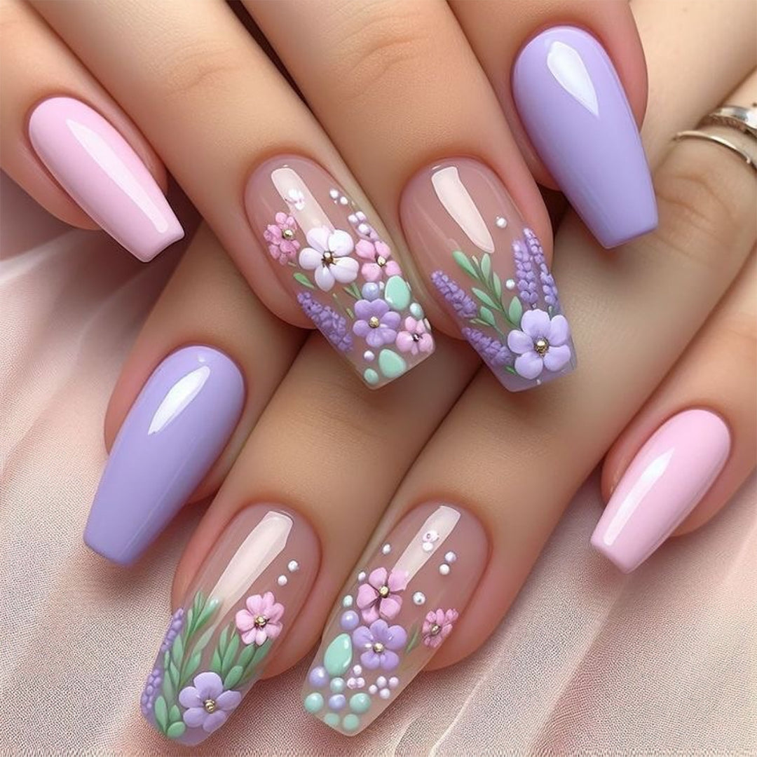 Elegante Kunstnagelkunst mit zarten Blütenmotiven Karnz