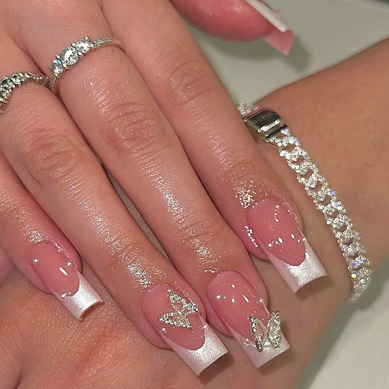 Kunstnagelset mit filigranen Designs und Schmetterlingsapplikationen Karnz