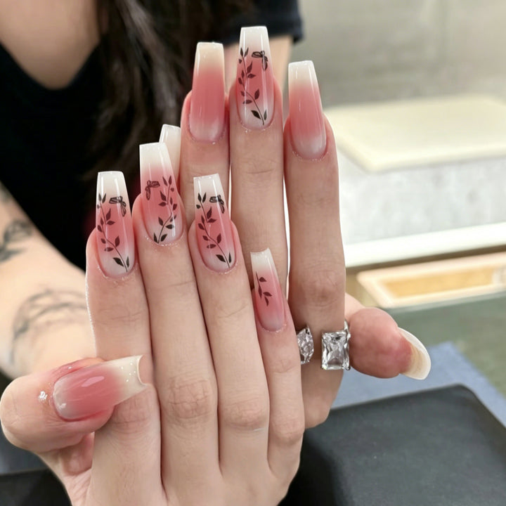 Kunstnägel mit Elegantem Ombre-Design und Floralen Akzenten Karnz