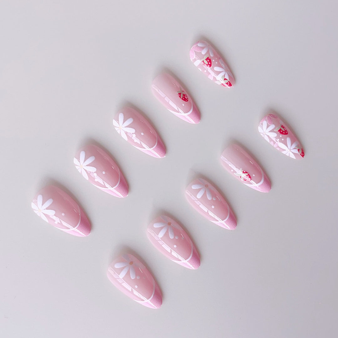 Kunstnagelset mit verspielten Blumen- und Erdbeermotiven Karnz