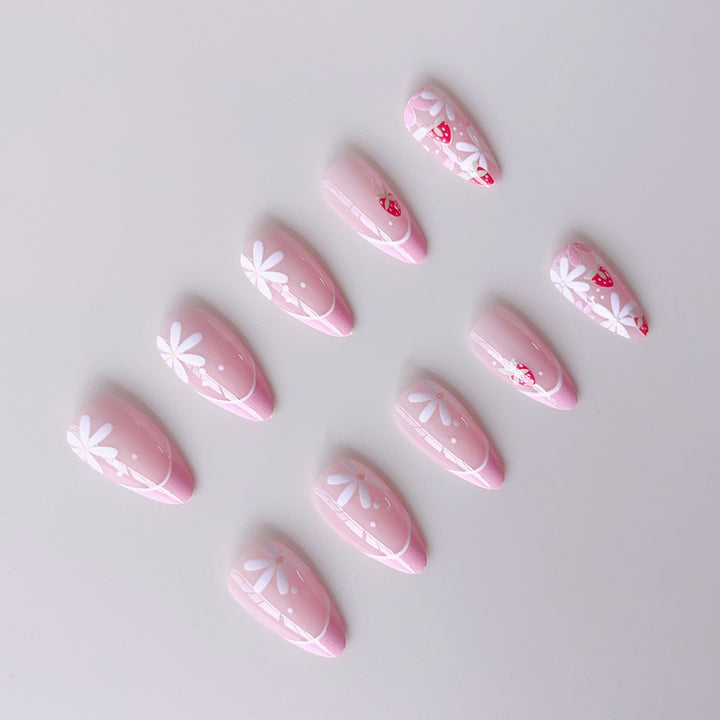 Kunstnagelset mit verspielten Blumen- und Erdbeermotiven Karnz