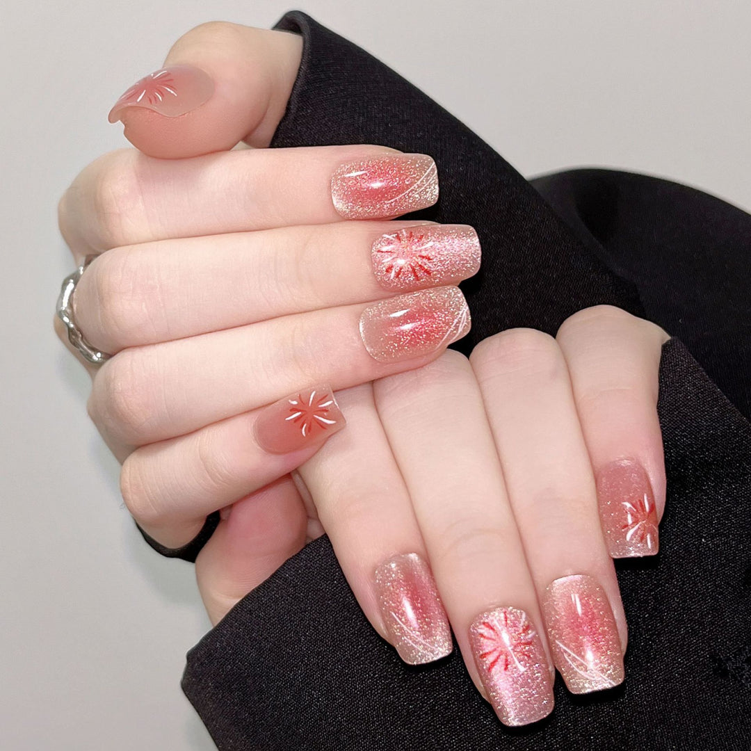 Kreatives Kunstnagelset mit Glitzer- und eleganten Muster Akzenten Karnz