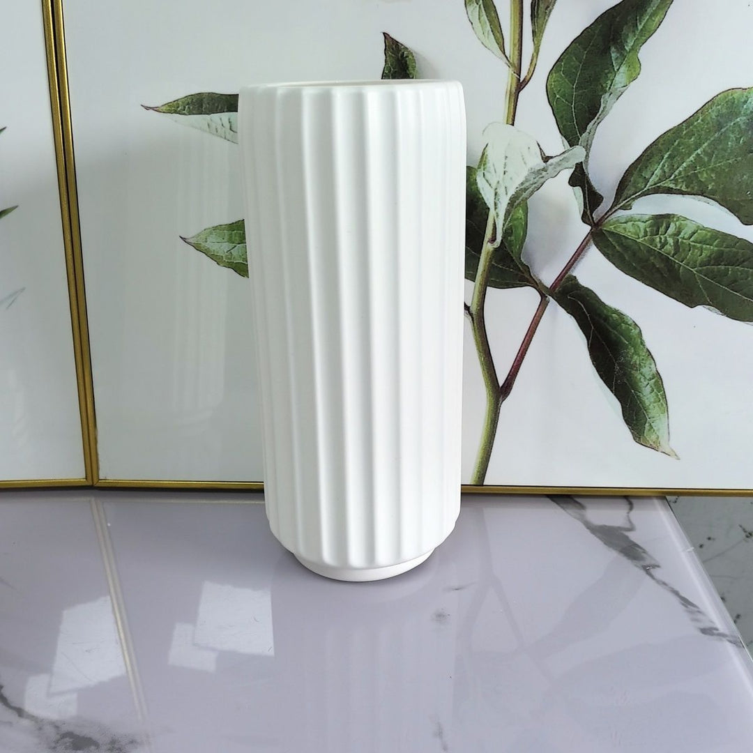 Dekorative vertikale gerippte Vase Karnz
