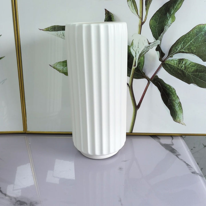 Dekorative vertikale gerippte Vase Karnz