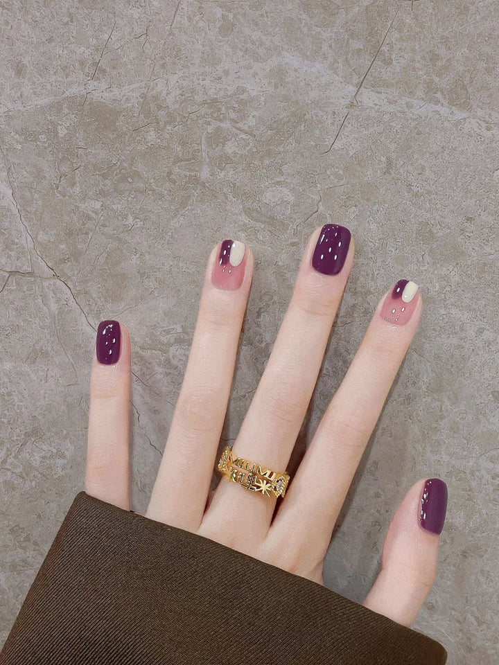 Dekoratives Press-On Nageldesign-Set mit einzigartigen Mustern