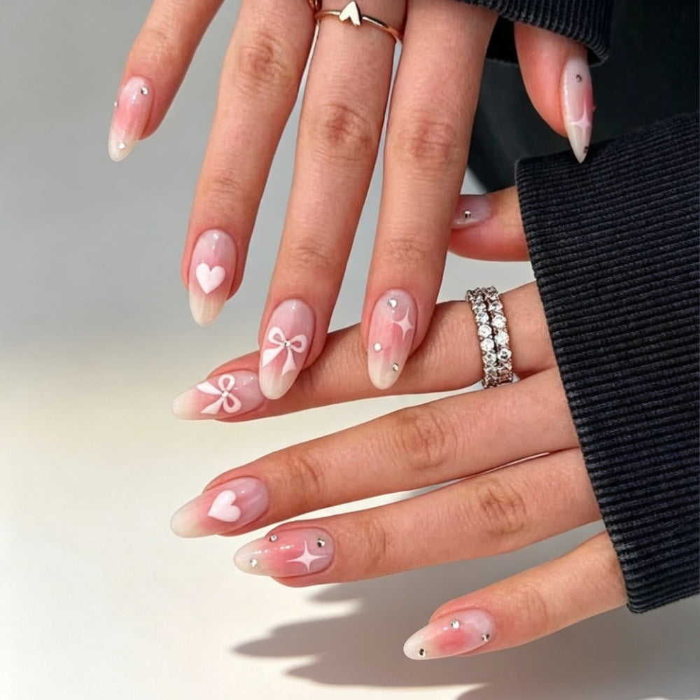 Dekorative Press-On Nagelkunst Set mit Herz- und Schleifendesigns Karnz