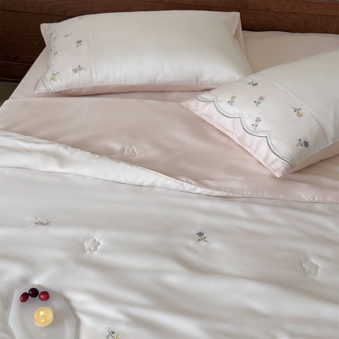 Bestickte Satin-Bettwäsche-Garnitur mit feiner Blumen-Stickerei und seidig-weichem Griff