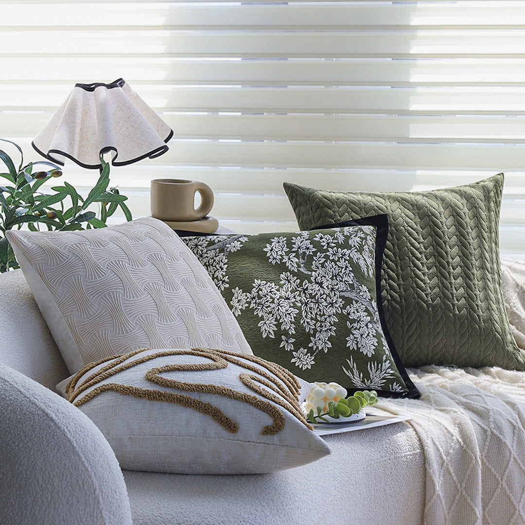 Dekoratives Kissen mit Struktur und modernem Design