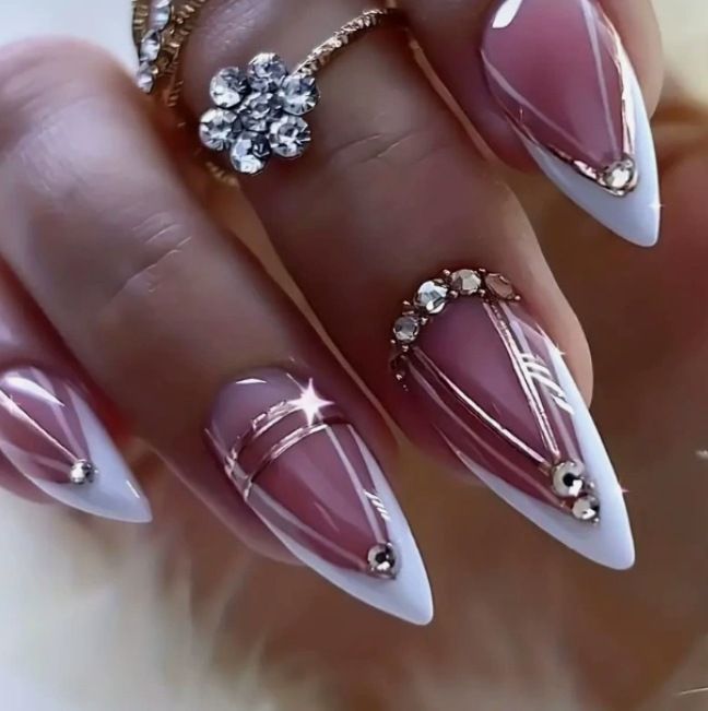 Kunstnagelset mit eleganter Spitzenform und luxuriösen Verzierungen Karnz