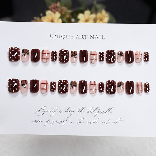 Dekoratives Nagelkunst-Set mit herbstlichen Designs