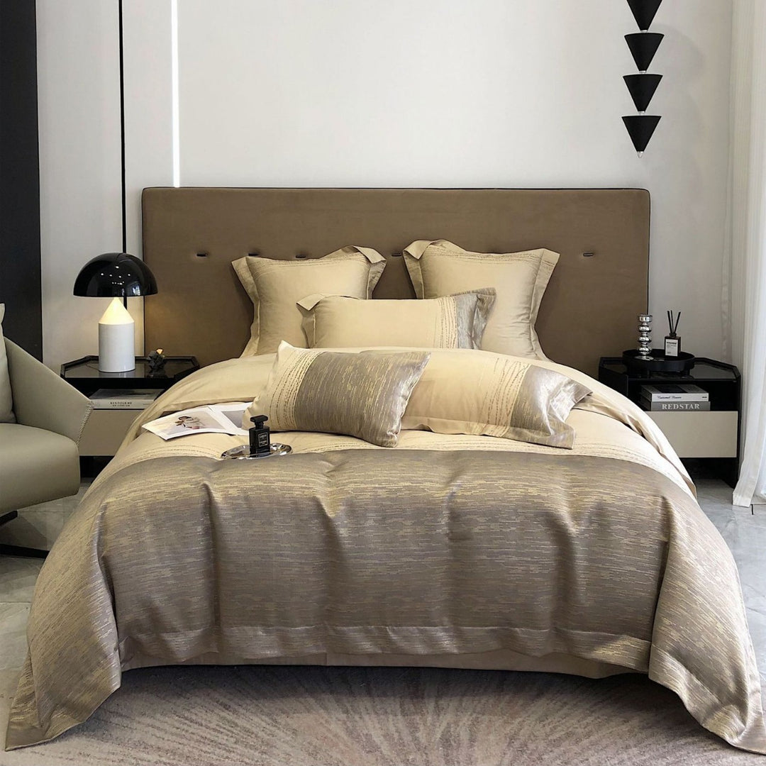 Luxuriöses Satin-Bettwäsche-Set mit Jacquardstruktur und Zierkissen