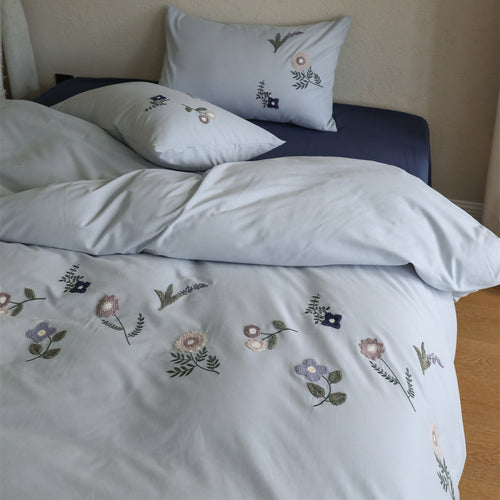 Gesticktes Baumwoll-Bettwäsche-Set mit zarter Wildblumen-Stickerei und Percale-Struktur