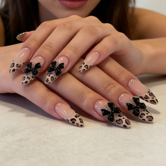 Künstliche Nagelspitzen mit Elegantem Leopardenmuster und Schleifendekor Karnz