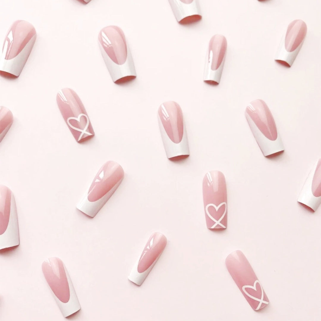 Kunstnagelset mit eleganten French Spitzen und romantischen Herzverzierungen Karnz