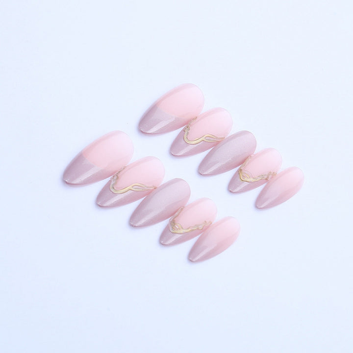 Elegantes Stiletto Press-On Nagelset mit 3D Goldakzenten