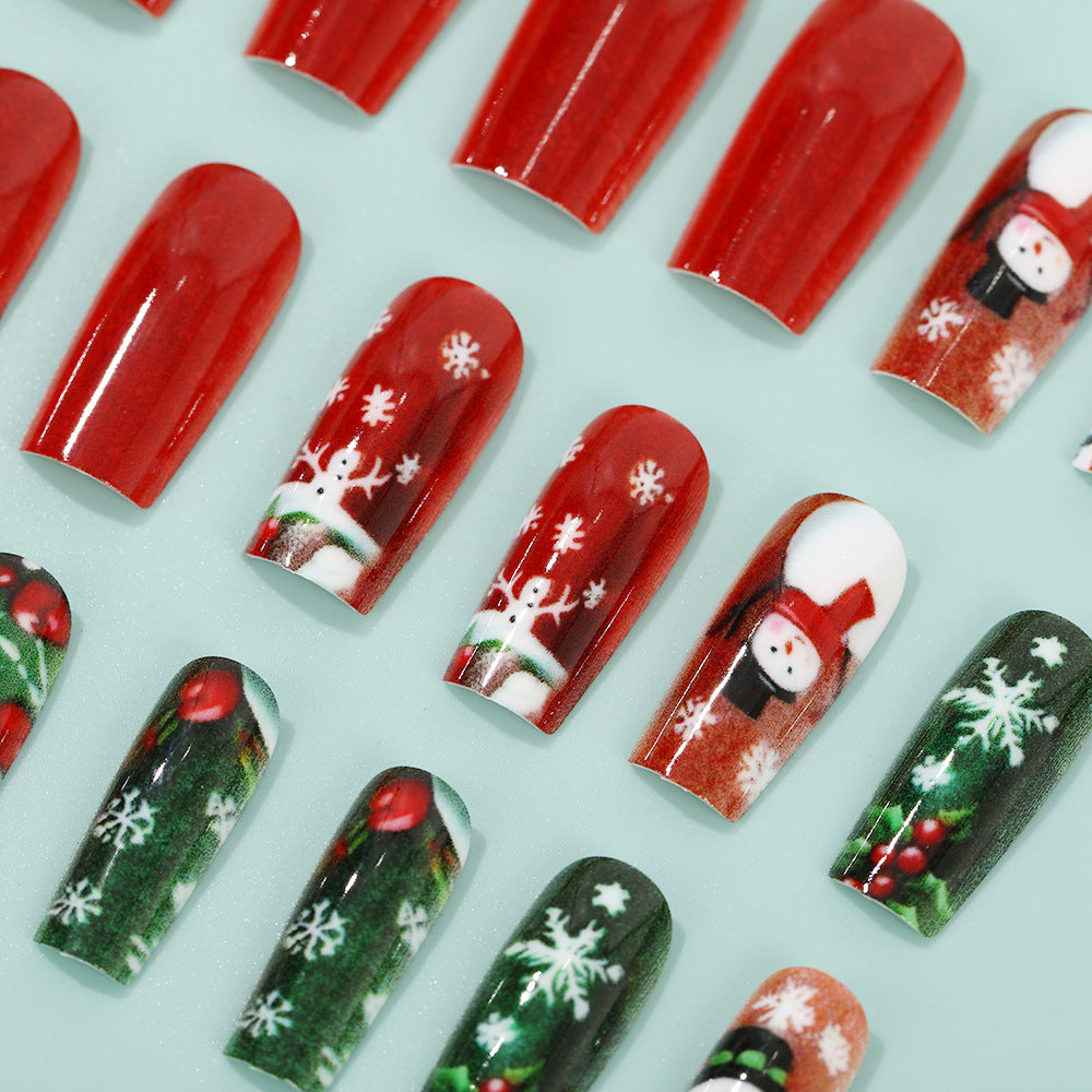 Festliche Kunstnägel mit Weihnachtsmotiven Karnz