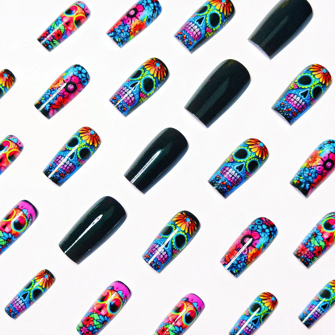Kunstnagelset mit Lebhaftem Totenschädel-Design Karnz