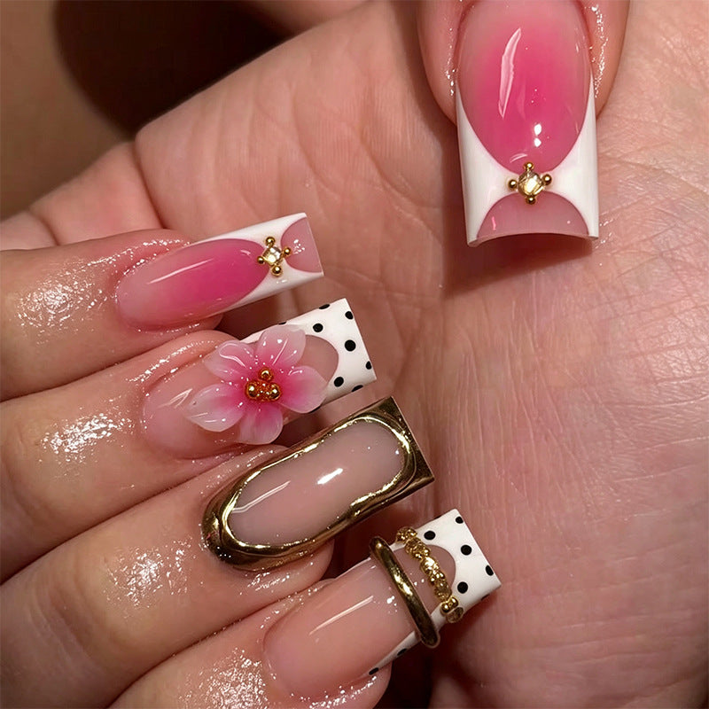 Kunstvolle 3D Nagelspitzen mit floralen Akzenten Karnz