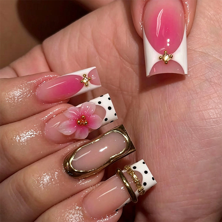 Kunstvolle 3D Nagelspitzen mit floralen Akzenten Karnz
