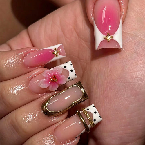 Kunstvolle 3D Nagelspitzen mit floralen Akzenten Karnz