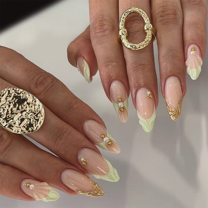Kunstvolles Nagelset mit floralen Akzenten Karnz