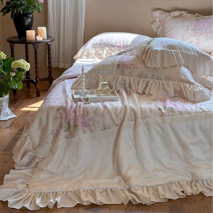 Rüschige Satin-Kissenhülle mit Volant, Spitzenbordüre und floralem Einsaz