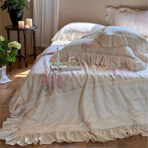 Rüschige Satin-Kissenhülle mit Volant, Spitzenbordüre und floralem Einsaz