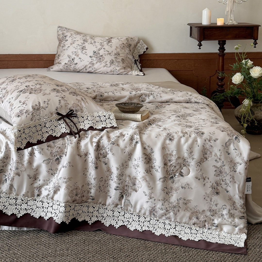 Satin-Bettwäsche-Garnitur mit romantischem Blumenmuster und Spitzenbordüre Karnz