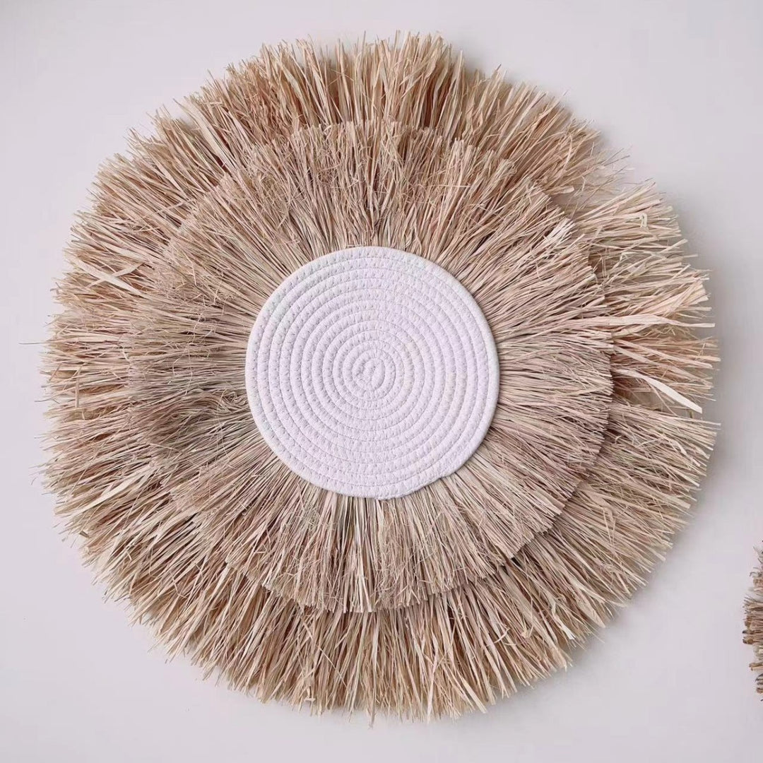 Dekorativer Wandschmuck mit Kunstfaser und Holzperlen Karnz