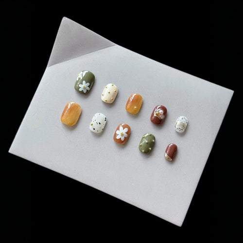 Floral Press-On Nagelset mit Perlenausführungen