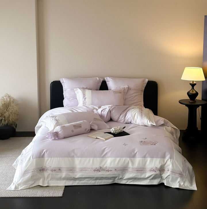 Luxuriöses Baumwollsatin‑Bettwäscheset mit applizierten Blumen und Zierrollsaum