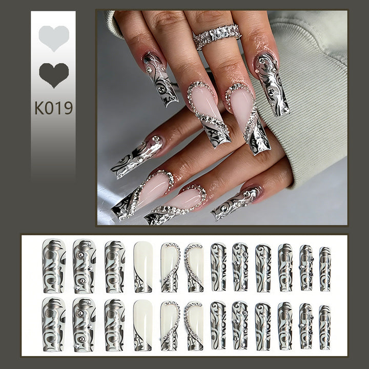 Elegante Kunstnägel mit stilvollen Verzierungen Karnz