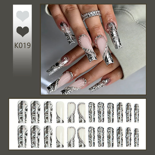 Elegante Kunstnägel mit stilvollen Verzierungen Karnz