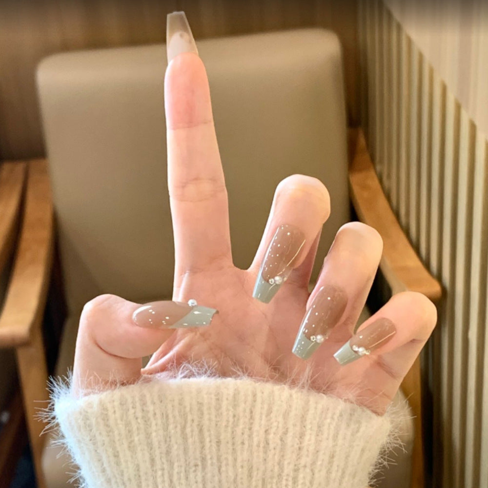 Verspielte Kunstnägel mit Glitzer und Bunten Mustern Karnz