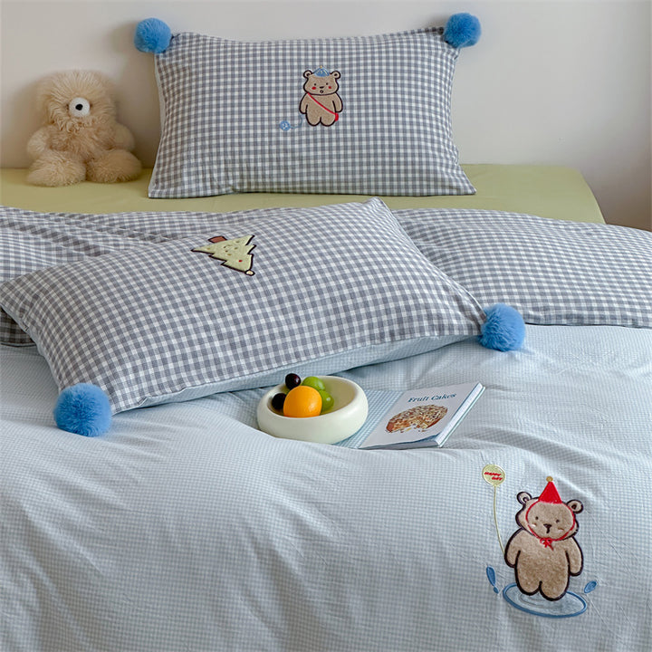 Kinder-Bettwäschegarnitur aus Baumwollsatin mit 3D-Teddy-Applikationen und Bommel-Ecken