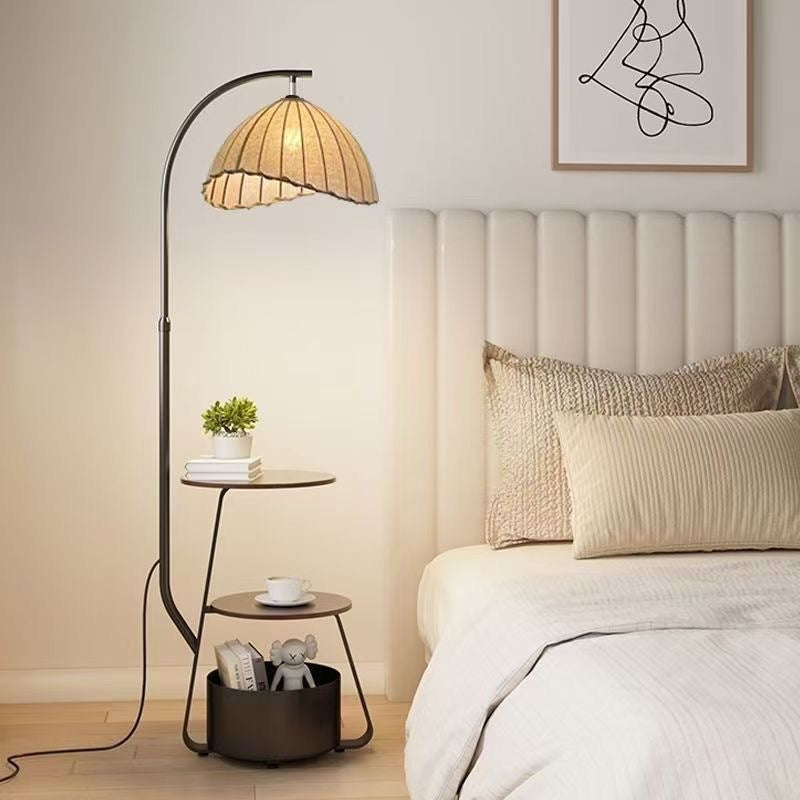 Moderne Bogen-Stehlampe mit integriertem Beistelltisch