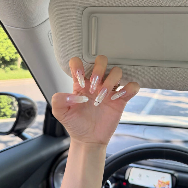 Elegantes Press-On Nagelkunst-Set mit detailliertem floralen Design