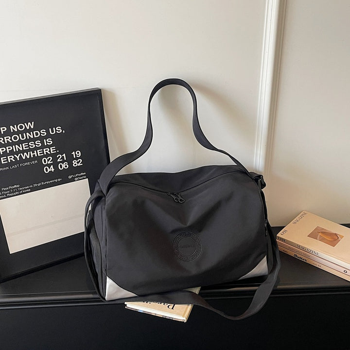 Stylische Reis-Duffle mit mehreren Taschen