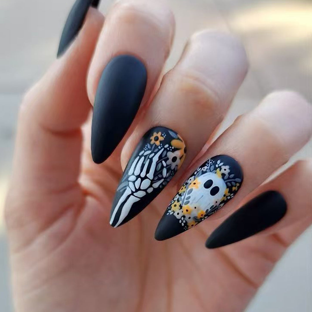 Kunstnägel Im Kreativen Totenkopf-Design Karnz